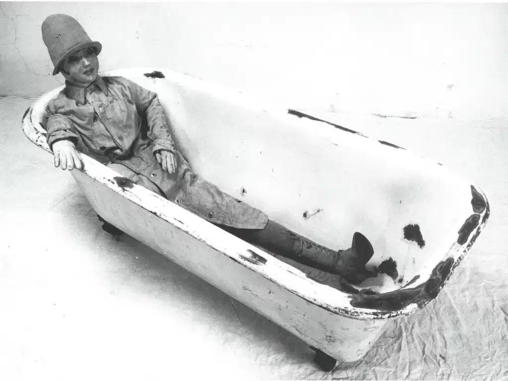 LA POULE D'EAU de S. I. Witkiewicz, «Théâtre-happening», Théâtre Cricot 2, Cracovie, 1967. La poule d’eau dans la baignoire, collection de la Cricothèque. Photo J. Szmuc. 