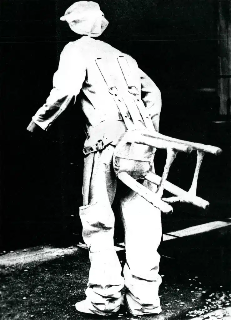 LES CORDONNIERS de S. I. Witkiewicz, Théâtre 71, Malakoff, Paris, 1972. L'homme à la chaise, collection de la Cricothèque. 