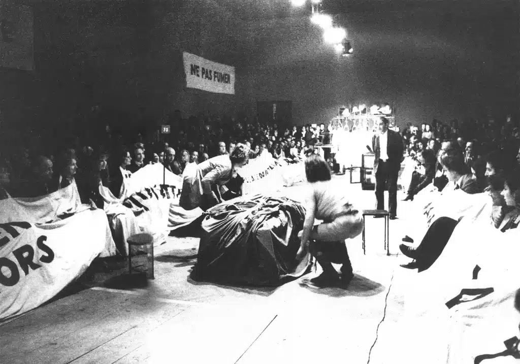 LES GRÂCES ET LES ÉPOUVANTAILS de S. I. Witkiewicz, «Théâtre impossible», Théâtre Cricot 2, Paris, 1974. « Emballage érotique»: W. Janicki, L. Janicki, T. Kantor, collection de la Cricothèque.