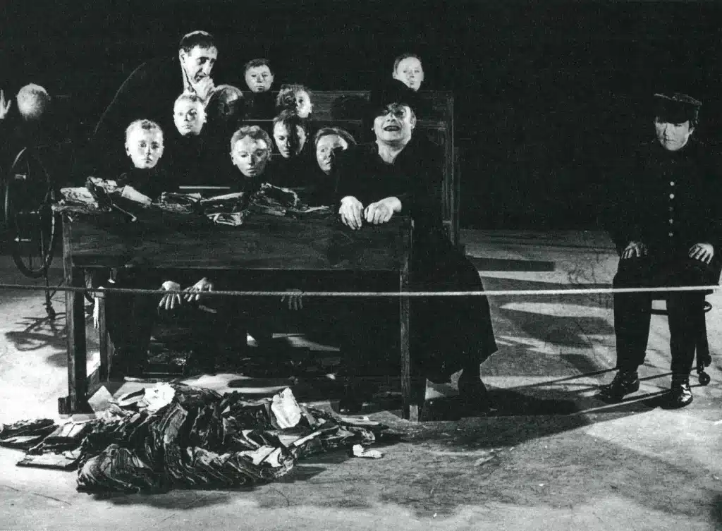 LA CLASSE MORTE, «Théâtre de la mort», Théâtre Cricot 2, Adelaïde 1978. «Livres»: T. Kantor, S. Rychlicki, K. Miklaszewski. Photo J. Dalman. 