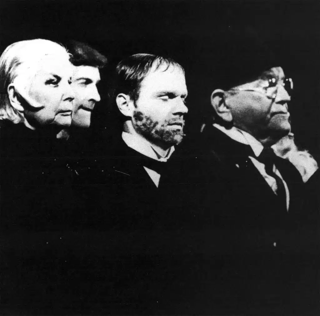 LA CLASSE MORTE, «Théâtre de la mort», Théâtre Cricot 2, Paris, 1983. «Le retour sur l'épave», scène de groupe. Photo J. Bablet.