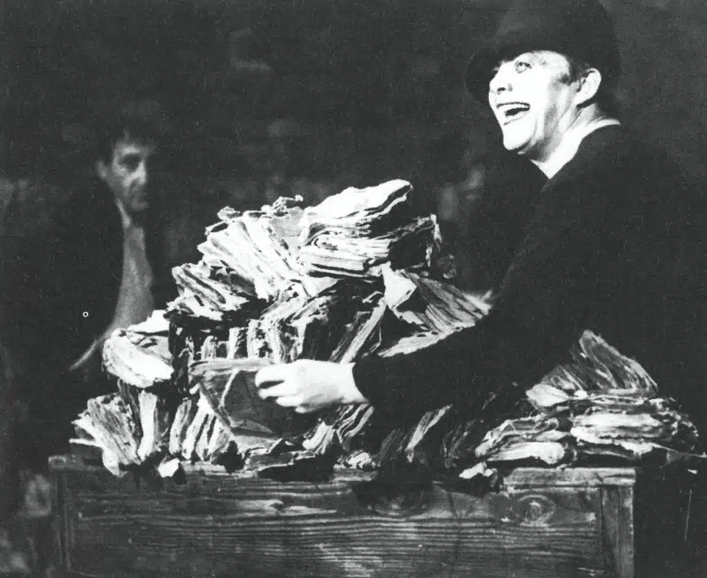 LA CLASSE MORTE, «Théâtre de la mort», Théâtre Cricot 2, galerie Krzysztofory, Cracovie 1975. «Livres»: T. Kantor, S. Rychlicki. Photo M. Sochor.