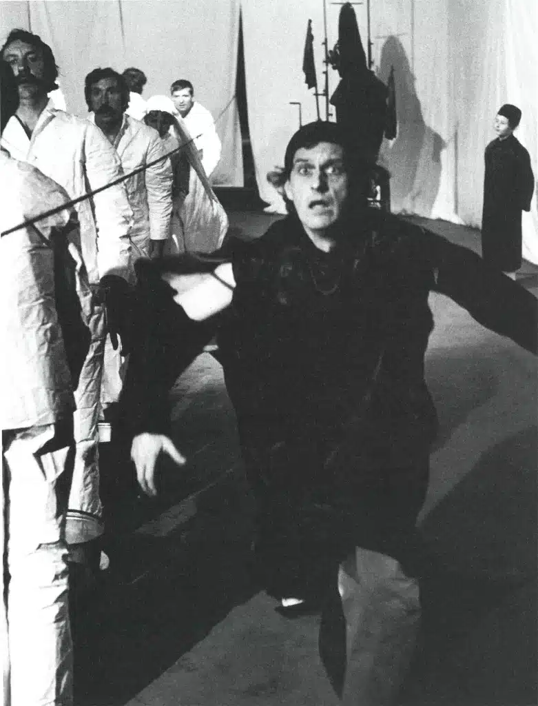 MAIS OÙ SONT LES NEIGES D'ANTAN?, cricotage, Théâtre Cricot 2, galerie Krzysztofory, Cracovie, 1982. «Notre bourg est en flammes», scène de groupe. Photo J. Szmuc. 