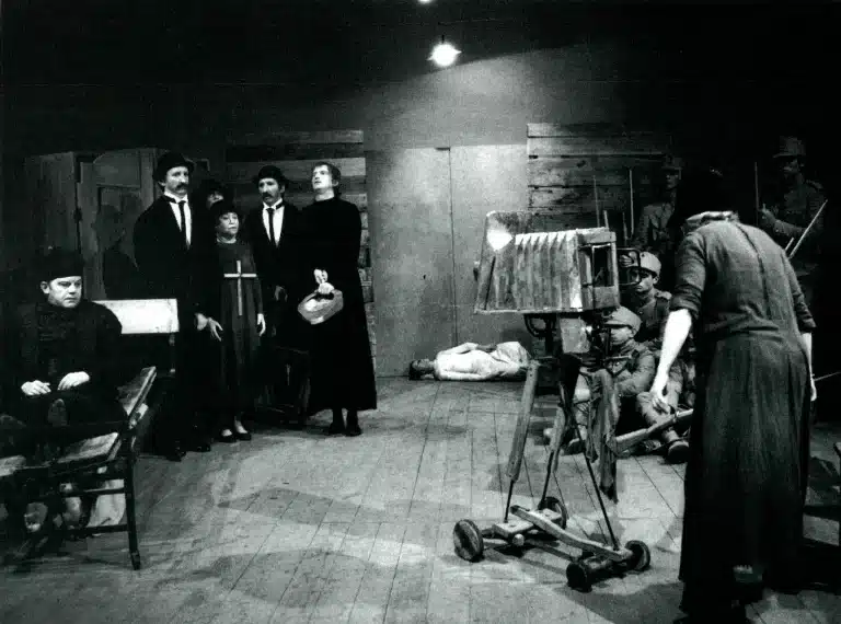WIELOPOLE- WIELOPOLE, Théâtre Cricot 2, Florence, 1980. Acte I, «La visite du photographe local», scène de groupe. Photo M. Buscarino.