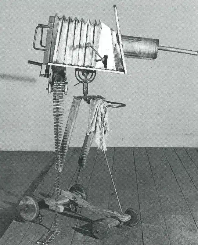 WIELOPOLE- WIELOPOLE, Théâtre Cricot 2, Cracovie, 1980. Appareil photographique - lance-balles, collection de la Cricothèque. Photo J. Borowski. 