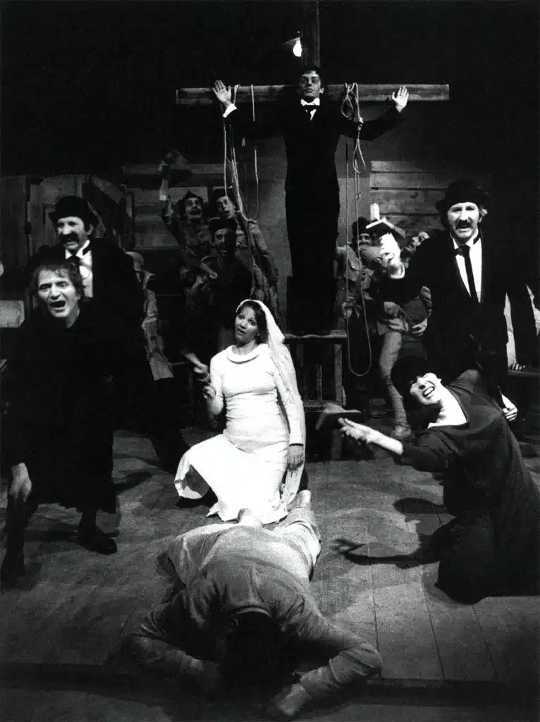 WIELOPOLE-WIELOPOLE, Théâtre Cricot 2, Florence 1980.
Acte IV, «Les cloches de bois de la Mort», scène de groupe. Photo M. Buscarino.