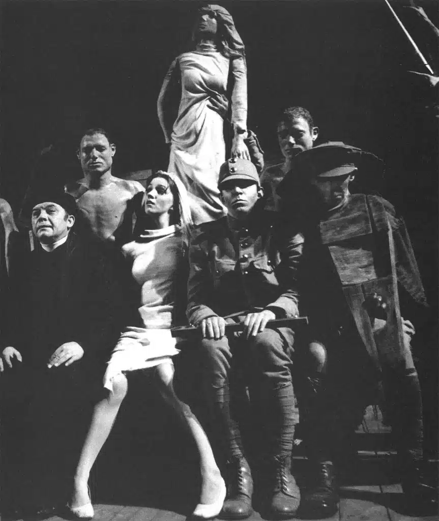 WIELOPOLE-WIELOPOLE, Théâtre Cricot 2, Cracovie, 1980. Acte V, «LA DERNIÈRE...» scène de groupe. Photo M. Norek. 