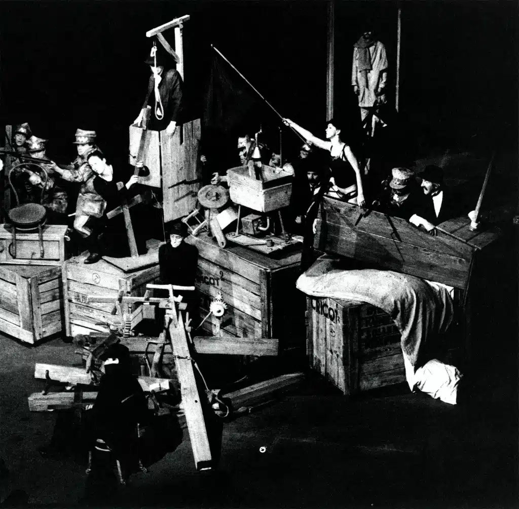 QU'ILS CRÈVENT LES ARTISTES, Théâtre Cricot 2, Nuremberg, 1985. «La dernière œuvre du Maître Veit Stoss: une Barricade!», scène de groupe. Photo M. Buscarino. 