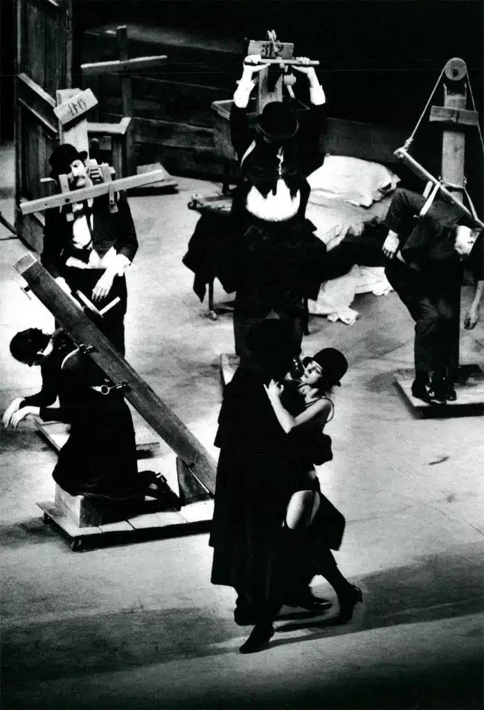 QU'ILS CRÈVENT, LES ARTISTES, Théâtre Cricot 2, Nuremberg, 1985. «La danse du Maître avec une fille de cabaret», scène de groupe. Photo M. Buscarino. 