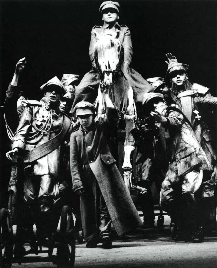 QU'ILS CRÈVENT LES ARTISTES, Théâtre Cricot 2, Nuremberg 1985,  «En avant!», scène de groupe. Photo M. Buscarino. 