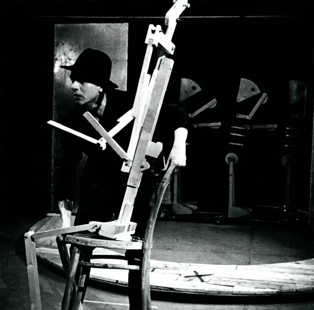 LA MACHINE DE L'AMOUR ET DE LA MORT; cricotage, Milan, 1987. «Derrière la porte passent les Servantes de la Reine - des automates de métal» : G. Storti, S. Rychlicki. Photo A. Agnelli.