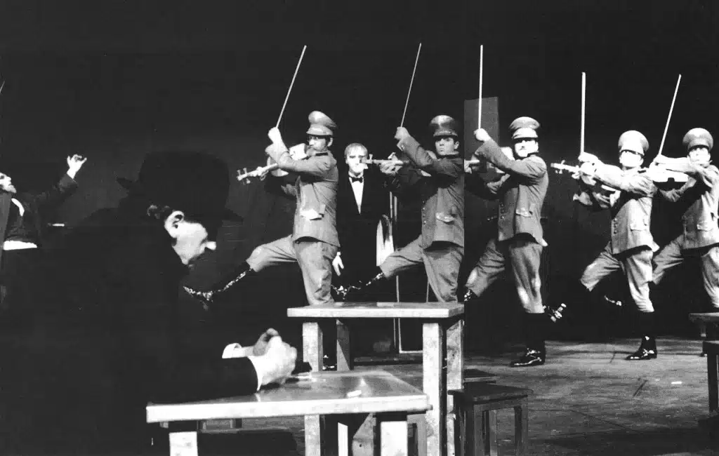 JE NE REVIENDRAI JAMAIS, Théâtre Cricot 2, Berlin 1988. Première version du spectacle, «17. Le propriétaire de la taverne a préparé quelques surprises. De vieux fantômes ‘usés’ de la splendeur ancienne du théâtre: deux Evêques; des hassids avec leur ‘amazeltof de noces et le rabbin de Wielopole», scène de groupe. Photo J. Bablet. 