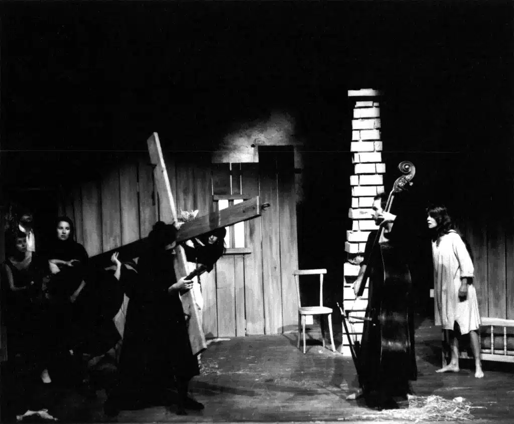 Ô DOUCE NUIT, «Les Classes d'Avignon», Avignon, 1990. «Psaume funèbre de Pâques», scène de groupe. Photo M. Rubinel| Enguerand. 