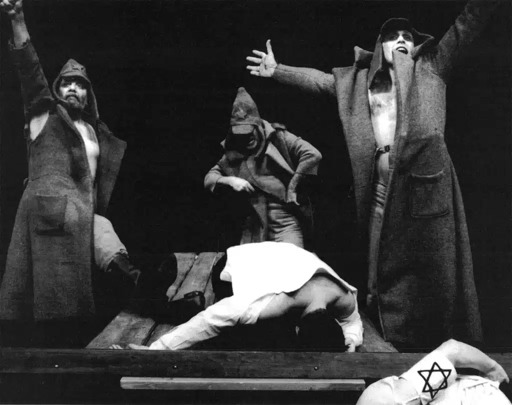 AUJOURD'HUI C'EST MON ANNIVERSAIRE, Théâtre Cricot 2, Paris, 1991. «L'Autoportrait devient Victime de NKVD enragés» : E. Doni, S. Michno, J.-M. Barotte, A. Welminski. Photo J. Bablet. 