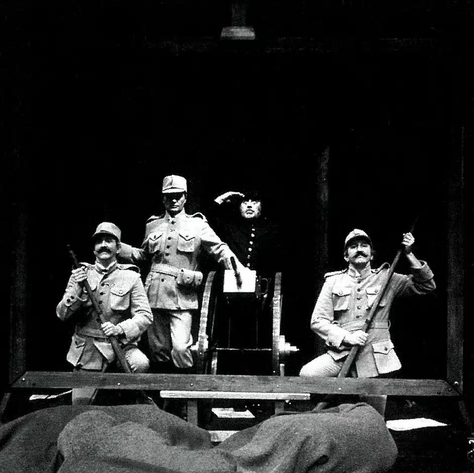 AUJOURD'HUI C'EST MON ANNIVERSAIRE, Théâtre Cricot 2, Paris, 1991 «La guerre se termine sur une PHOTO SOUVENIR »: W. Janicki, R. Siwulak, S. Michno, L. Janicki. Photo C. Rose.