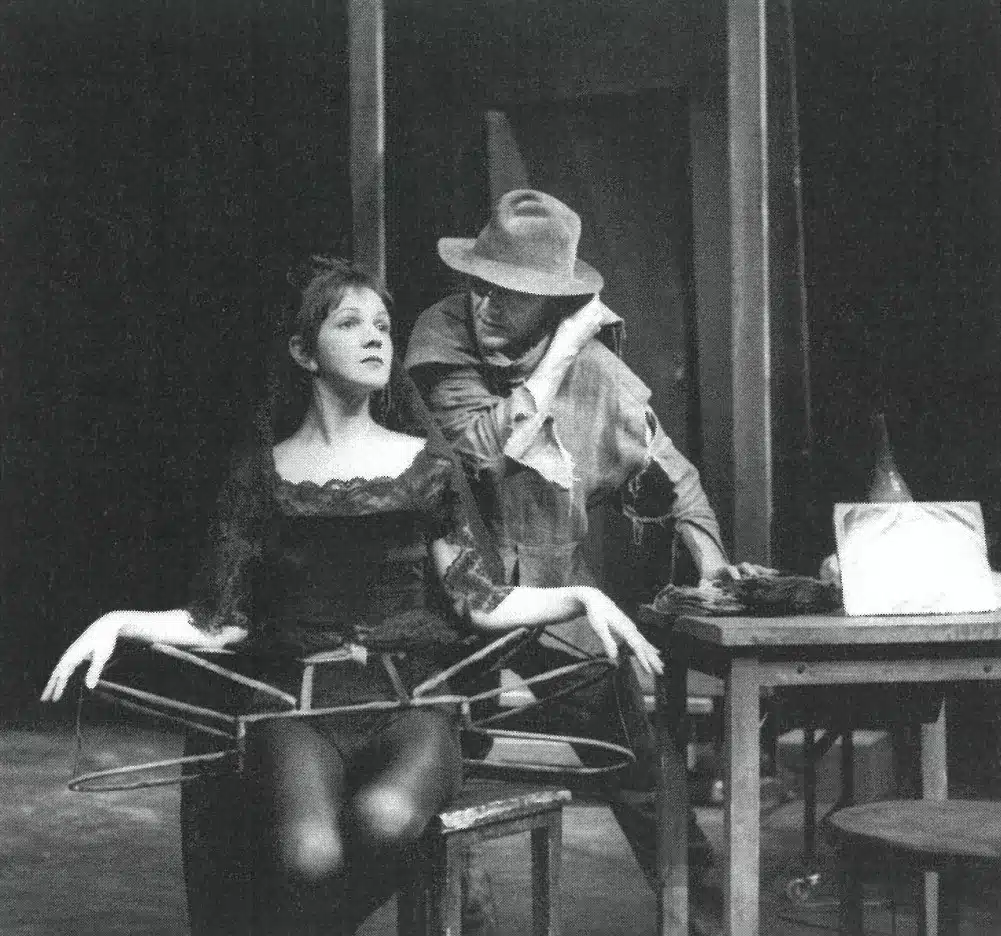 AUJOURD'HUI C'EST MON ANNIVERSAIRE, Théâtre Cricot 2, Paris, 1991. «La visite suivante de l'Infante. Essais de séduction de l'Ombre»: T. Welminska, L. della Rocca. Photo J. Bablet.