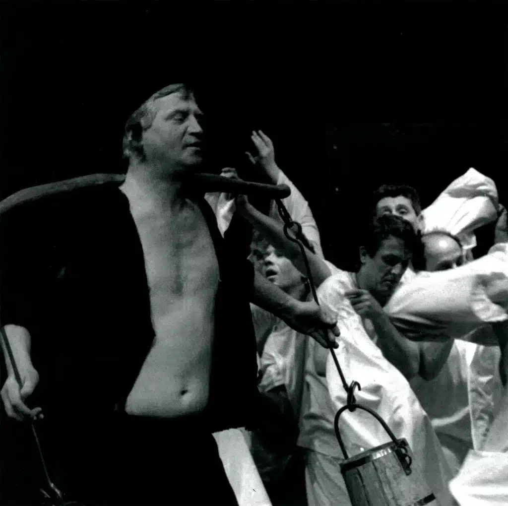 AUJOURD'HUI C’EST MON ANNIVERSAIRE, Théâtre Cricot 2, Paris, 1991. «LE PORTEUR D'EAU DE WIELOPOLE et le prodigieux Docteur Klein-Jéhovah dansent sur un rythme typique de mélodie juive», scène de groupe. Photo J. Bablet.