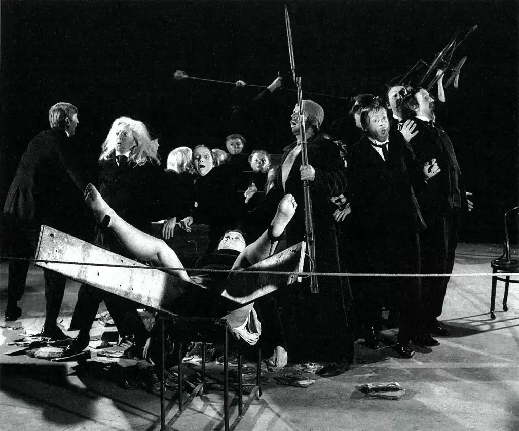 LA CLASSE MORTE, «Théâtre de la mort», Théâtre Cricot 2, Adelaïde, 1978. «Le grand nettoyage», scène de groupe. Photo J. Dalman.