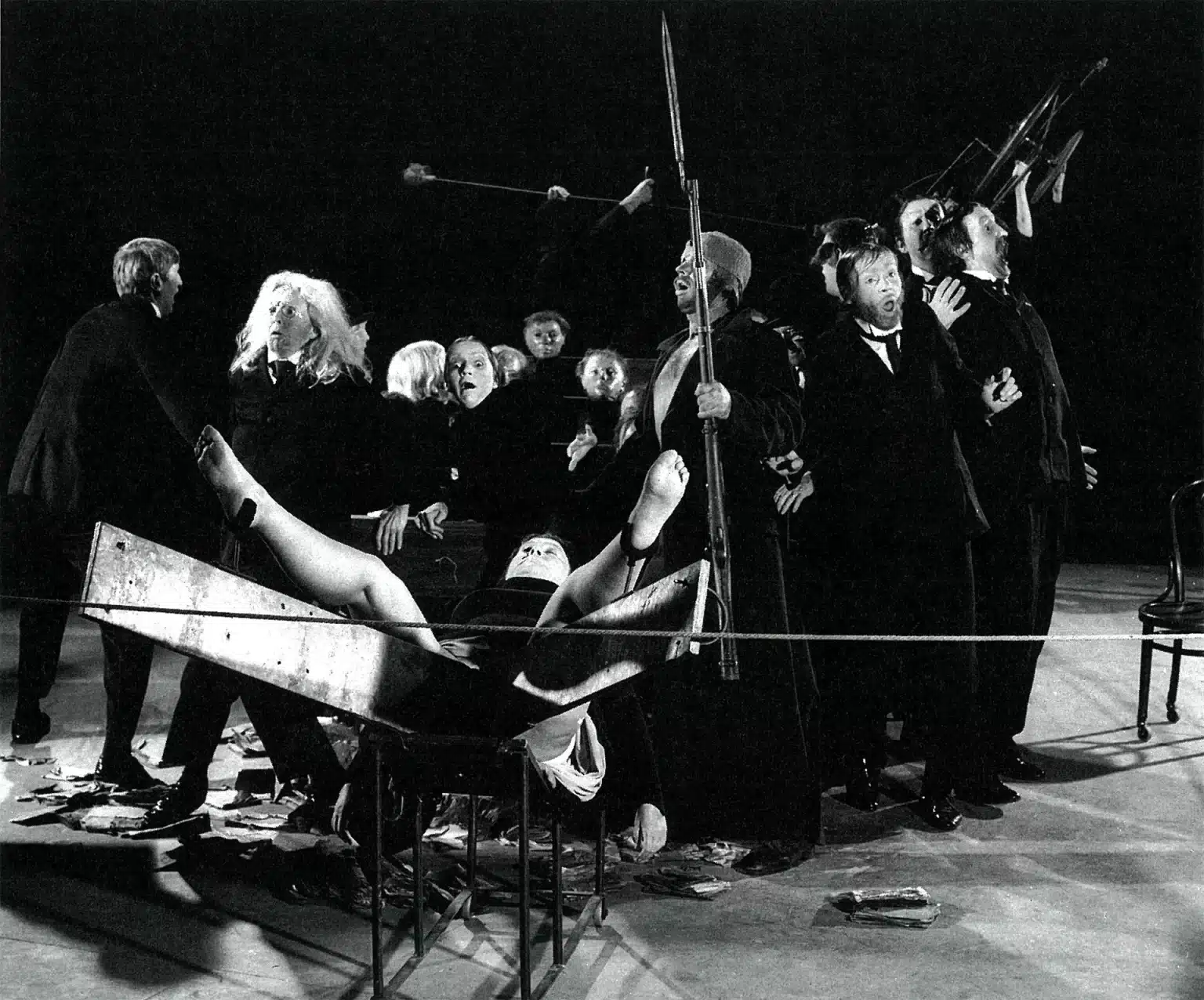 LA CLASSE MORTE, «Théâtre de la mort», Théâtre Cricot 2, Adelaïde, 1978. «Le grand nettoyage», scène de groupe. Photo J. Dalman.