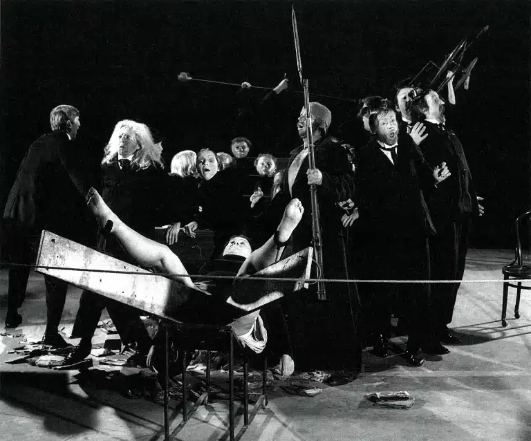 LA CLASSE MORTE, «Théâtre de la mort», Théâtre Cricot 2, Adelaïde, 1978. «Le grand nettoyage», scène de groupe. Photo J. Dalman.
