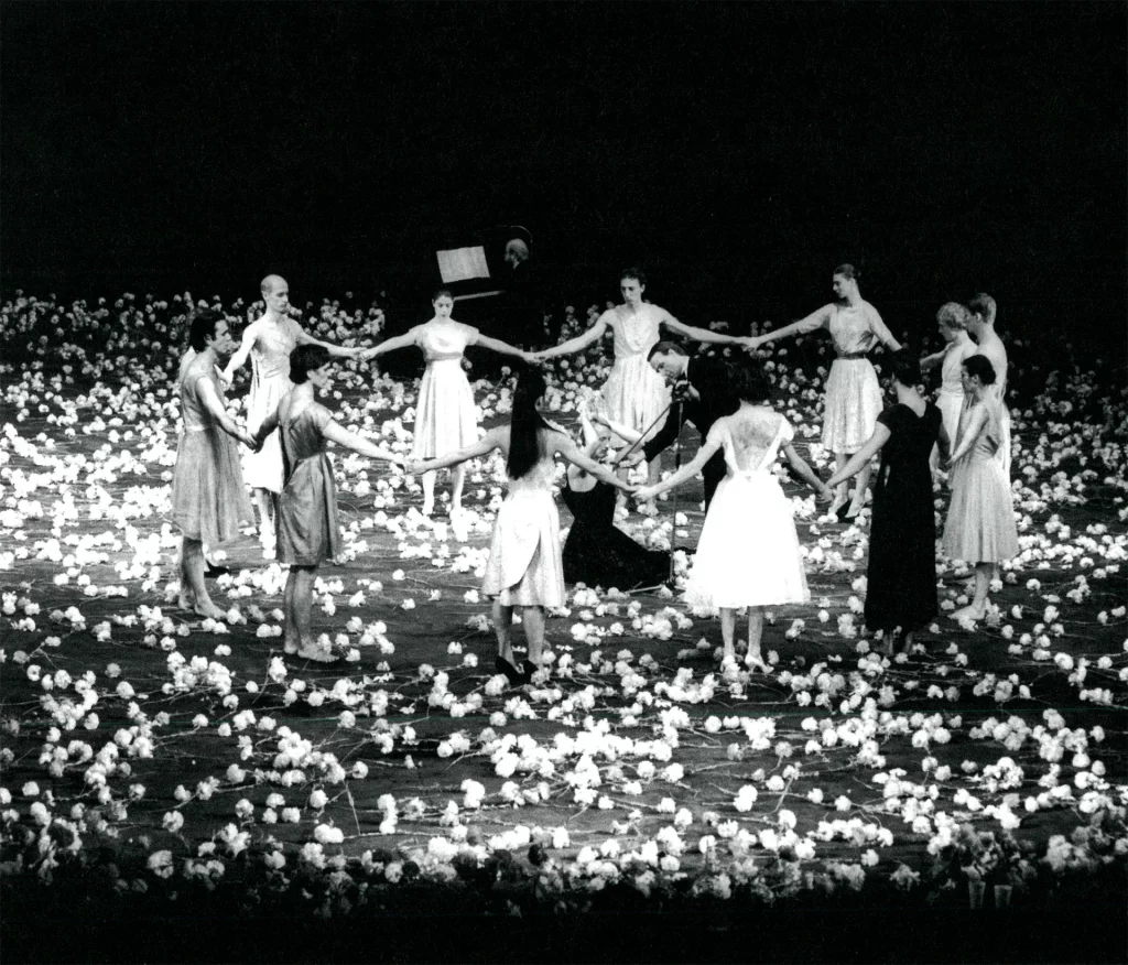 NELKEN, chorégraphie de Pina Bausch, Wuppertaler Bühnen, Tanztheater Photo Ulli Weiss