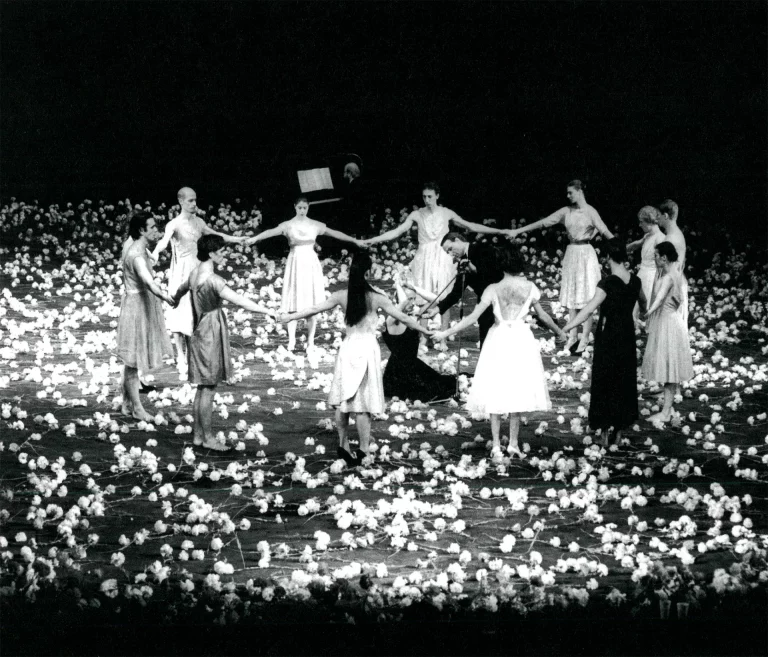 NELKEN, chorégraphie de Pina Bausch, Wuppertaler Bühnen, Tanztheater Photo Ulli Weiss