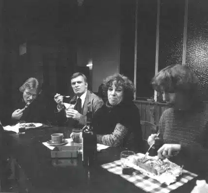 Michel Wright, Raoul de Manez, Suzy Falk, Anne-Marie Cappeliez, dans LA SALLE DES PROFS de Liliane Wouters, mise en scène d’Albert-André Lheureux au Théâtre de l'Esprit frappeur, 1983.