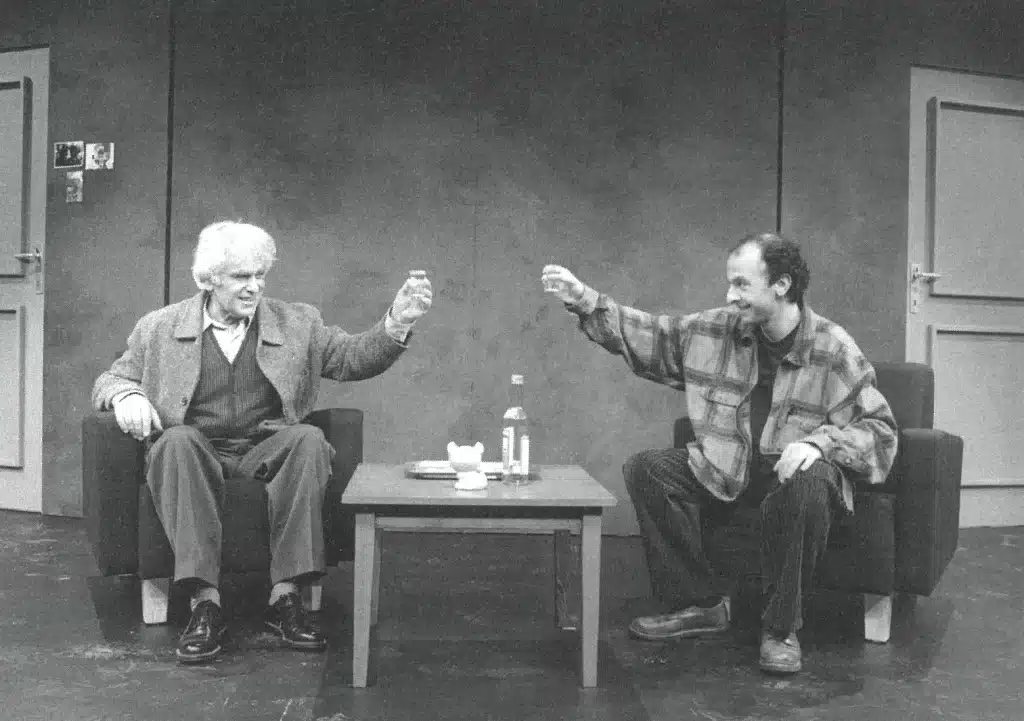 Gilles Ségal et Serge Kribus dans LE GRAND RETOUR DE BORIS SPIELMAN de Serge Kribus, mise en scène de l’auteur et de Layla Nabulsi au Théâtre de Poche, 1995.