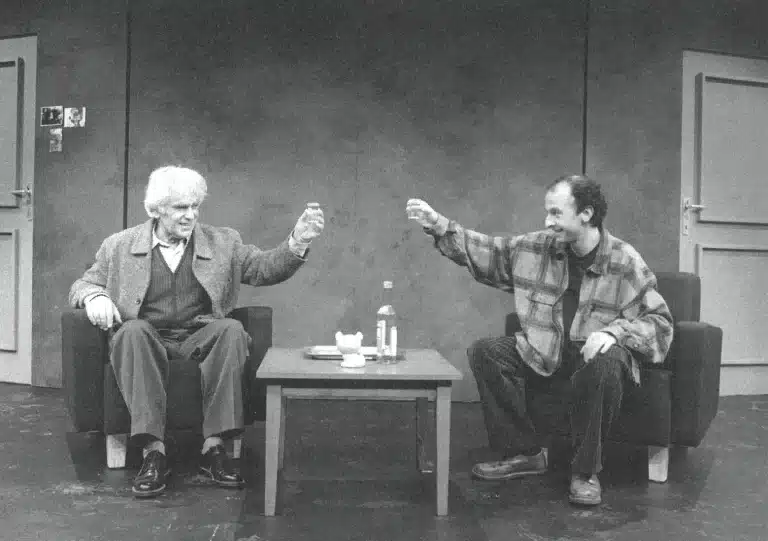 Gilles Ségal et Serge Kribus dans LE GRAND RETOUR DE BORIS SPIELMAN de Serge Kribus, mise en scène de l’auteur et de Layla Nabulsi au Théâtre de Poche, 1995.