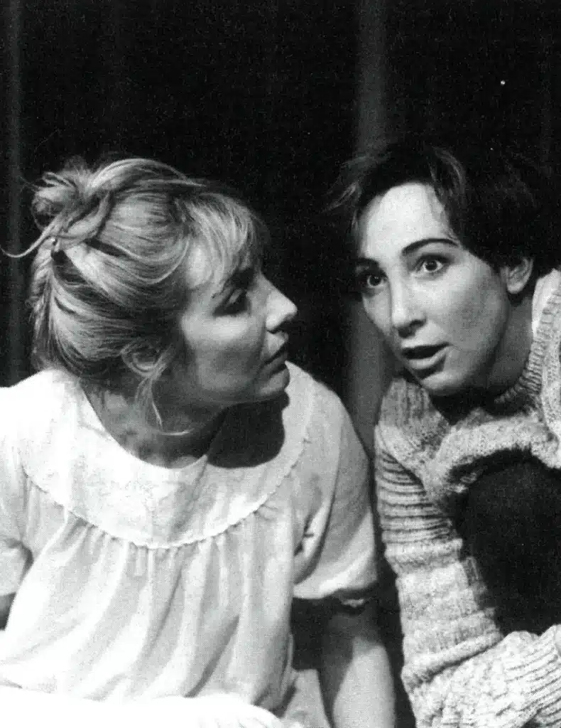 Patricia Ide et Hélène Theunissen dans EMBALLAGE PERDU de Vera Feyder, mise en scène de J.-P. Landresse au Théâtron, 1986.