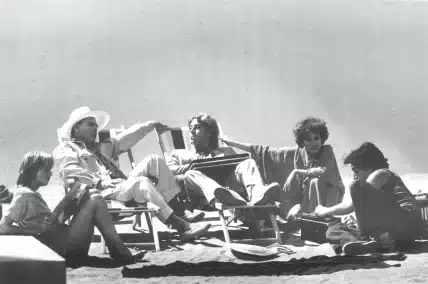 Claude Mathieu, Jean Le Poulain, Patrice Kerbrat, Bérengère Dautun, Richard Berry, dans DAVE AU BORD DE MER de René Kalisky, mise en scène d'Antoine Vitez au Théâtre national de l'Odéon, 1979. Photo Agence Bernand.