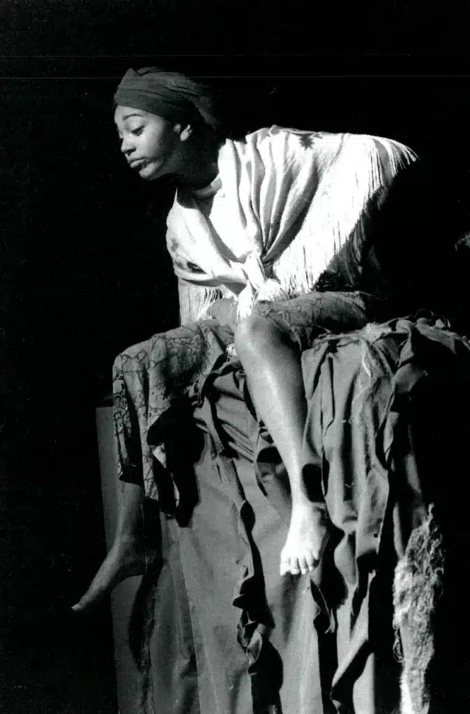 Sara Puma dans L’ARBRE À MIEL d’Émile Hesbois, mise en scène
de l’auteur et d'Antoine Patigny. Photo Jacky Lepage. 