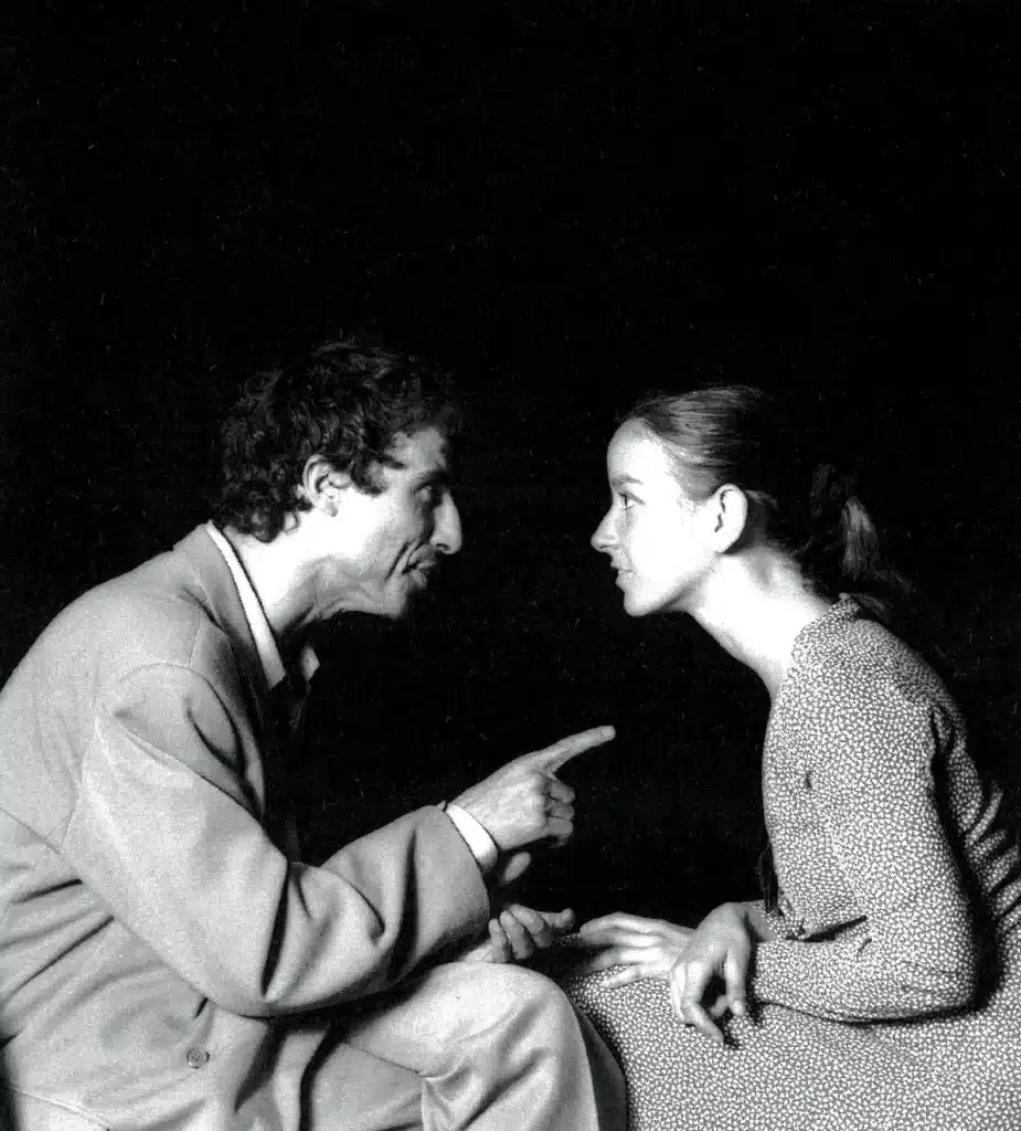 Pietro Pizzuti et Delphine Salkin dans CHOSES QU'ON DIT LA NUIT ENTRE DEUX VILLES, de Vincent Smetana, d’après Francis Danemark. Mise en scène de Vincent Smetana, 1995. Photo Sylvain Fasy. 