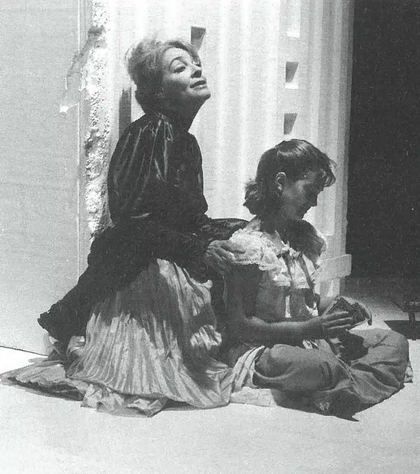 Monique Dorsel et Agnès Burniat dans ALMA MAHLER de Françoise Lalande, mise en scène de Patrick Collet, 1987. Photo Amar Djonadou. 