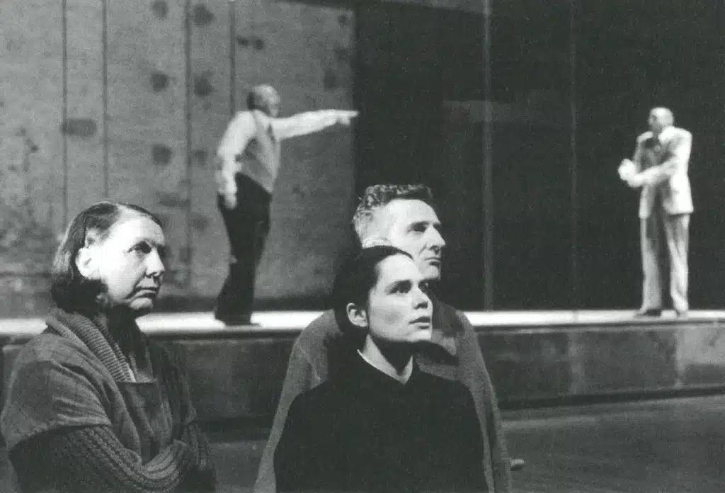 Anne-Marie Loop, Sonia Pastecchia, Philippe Grand'Henry et Max Parfondry dans SAINTE JEANNE DES ABATTOIRS de Bertolt Brecht, mise en scène Lorent Wanson. Photos Marie-Françoise Plissart.