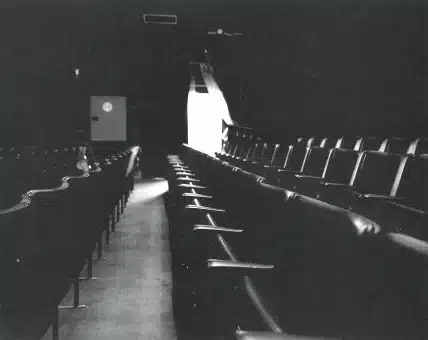 Le Théâtre 140, août 1998. Photos Vincent Lebrun.