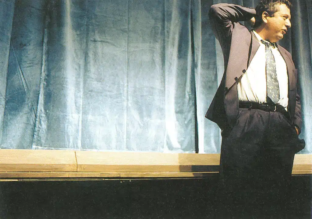 Le Théâtre Le Public, Michel Bogen devant le rideau de scène, août 1998. Photos Anne Bourguignon.
