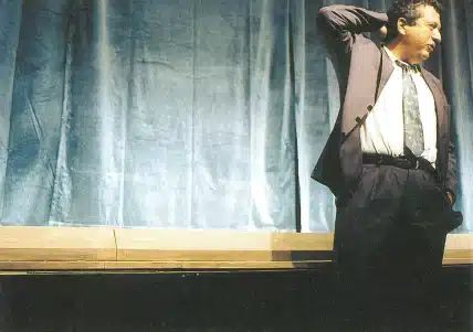 Le Théâtre Le Public, Michel Bogen devant le rideau de scène, août 1998. Photos Anne Bourguignon.