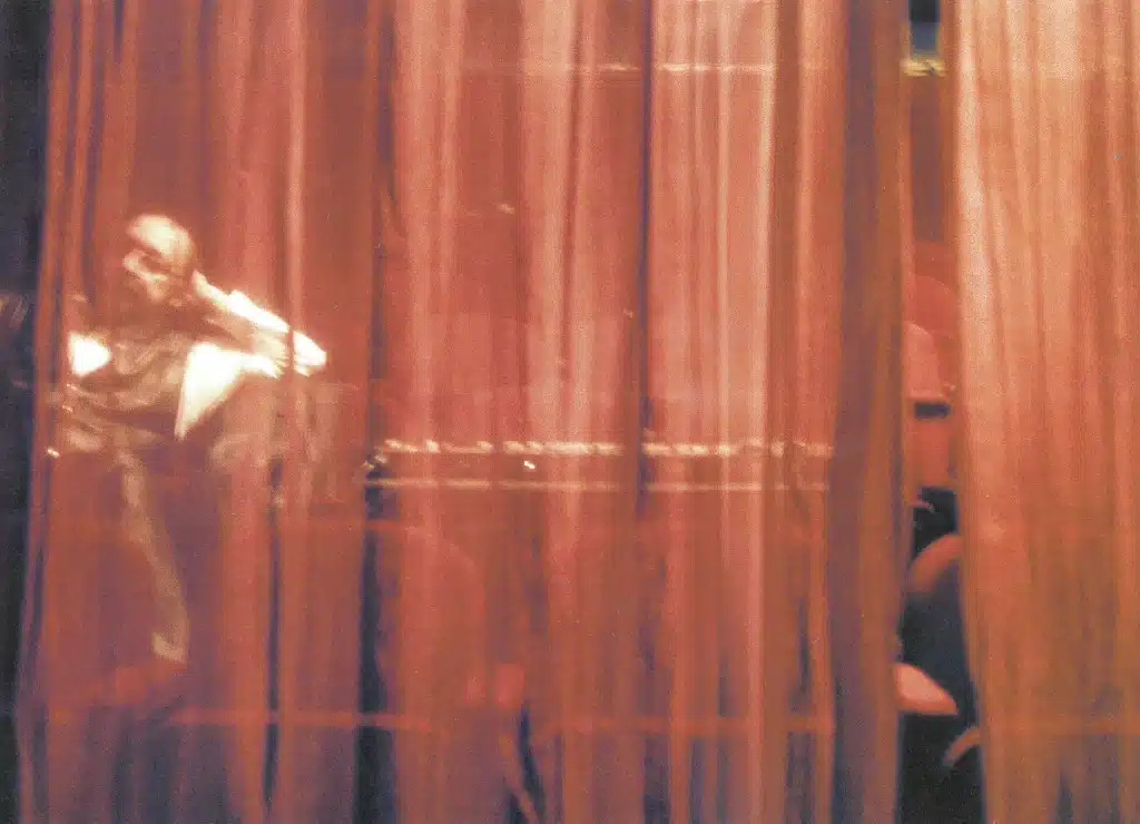 Le Théâtre Le Public,
Michel Bogen devant
le rideau de scène,
août 1998.
Photos Anne Bourguignon.