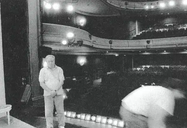 Le Théâtre Royal
des Galeries, montage
du décor de MEURTRE
AU PLAZZA, 31 août 1998.
Photos Christian Carez.