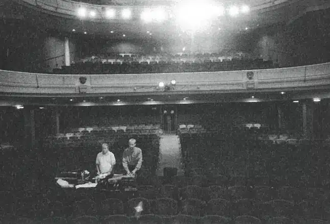 Le Théâtre Royal
des Galeries, montage
du décor de MEURTRE
AU PLAZZA, 31 août 1998.
Photos Christian Carez.
