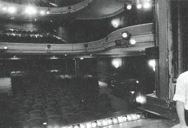 Le Théâtre Royal
des Galeries, montage
du décor de MEURTRE
AU PLAZZA, 31 août 1998.
Photos Christian Carez.