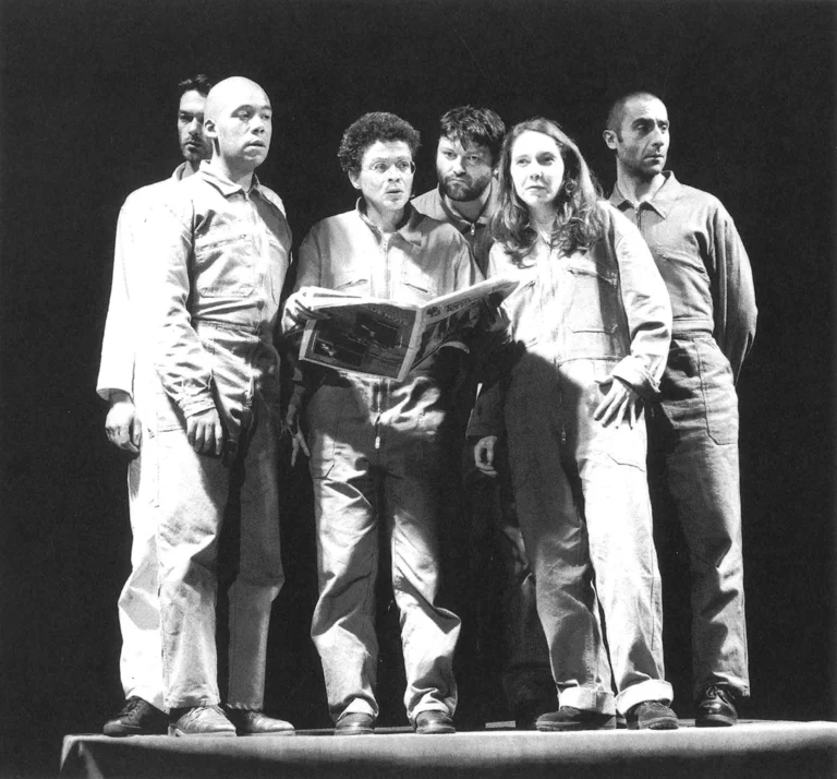 Laurent Sauvage, Gaël Baron, Josée Schulla, Marc Bodnard, Julie Pouillar etJean-Jacques Simognian dans ESCALADE ORDINAIRE de Werner Schwab, mise en scène Stanislas Nordey.