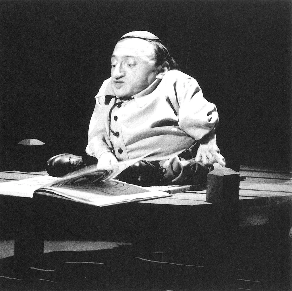Jean-Claude Grenier dans LA MAIN BLEUE de Joël Jouanneau. Photo Jean-Marc Lobbé. 