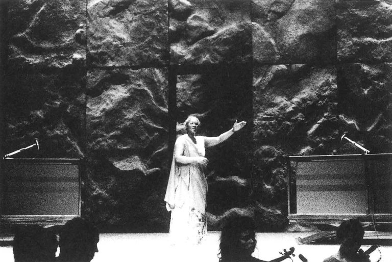 Yolande Mukagasana dans RWANDA, 1994 mise en scène de Jacques Delcuvellerie. Photo Lou Hérion
