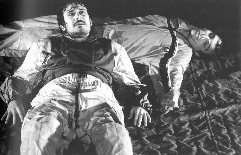 Daniel Cerqueira et James Cunningham dans CLEANSED de Sarah Kane, mise en scène James Macdonald. Photo Ivan Kynd.