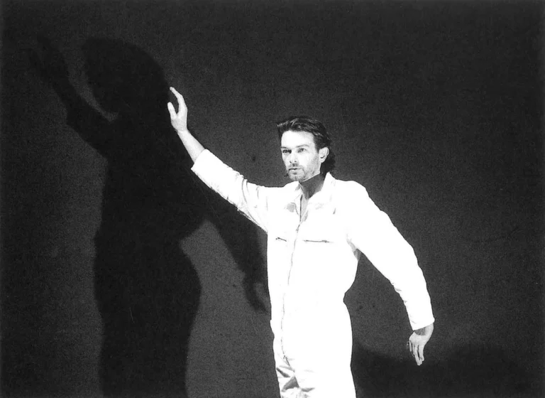 Laurent Sauvage dans ESCALADE ORDINAIRE de Werner Schwab, mise en scène Stanislas Norcley.