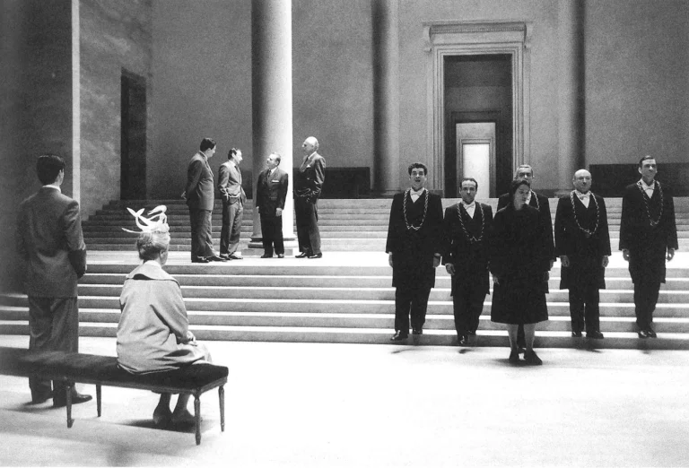 Stanislas Scanie, Claire Waurhion, Wladimir Yordanoff, Jean-Yves Dubois, Olivier Perrier, Jean-Luc Bideau, Jean-Pierre Bagoc, Gilles David, Guillaume Lévêque, André Baeyens, Vincent Garanger et Jeanne Balibar dans LESHUISSIERdSe Michel Vinaver mis en scène par Alain Françon. Photo Laurencine Lot.