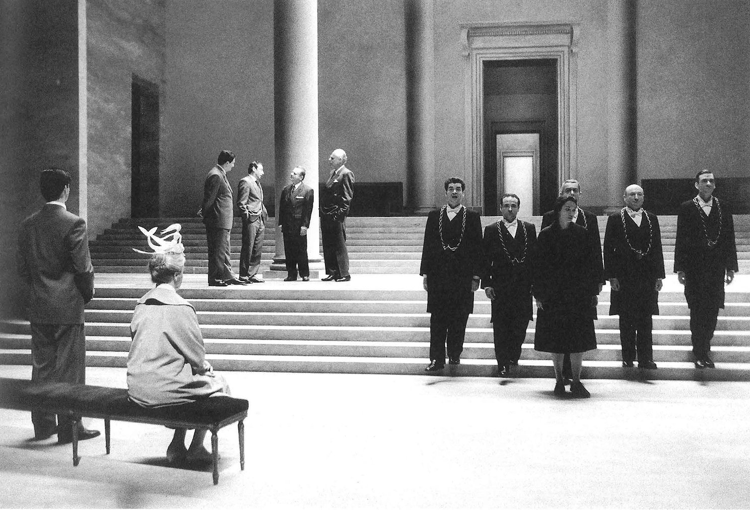 Stanislas Scanie, Claire Waurhion, Wladimir Yordanoff, Jean-Yves Dubois, Olivier Perrier, Jean-Luc Bideau, Jean-Pierre Bagoc, Gilles David, Guillaume Lévêque, André Baeyens, Vincent Garanger et Jeanne Balibar dans LESHUISSIERdSe Michel Vinaver mis en scène par Alain Françon. Photo Laurencine Lot.