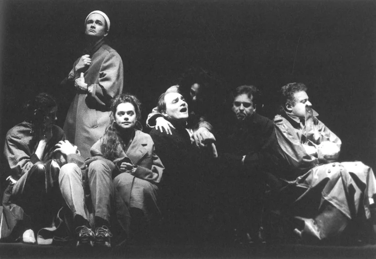 Philippe Beauchamps, Denis Brandon, Gilles Chavassieux, Sébastien Clausier, Caroline Deragne, Romaine Friess, Philippe Mangenot, Daniel Pouchier, Emmanuelle Ricci, Olivier Rougerie et Pierre Salignat dans NÉO de Jean-Pierre Sarrazac, mise en scène Gilles Chavassieux. Photo Christian Ganet.